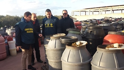 Il sequestro di olive da tavola eseguito oggi dal Corpo Forestale dello Stato a Bari