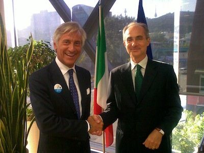 Paolo Bruni e l'ambasciatore italiano in Corea Sergio Mercuri