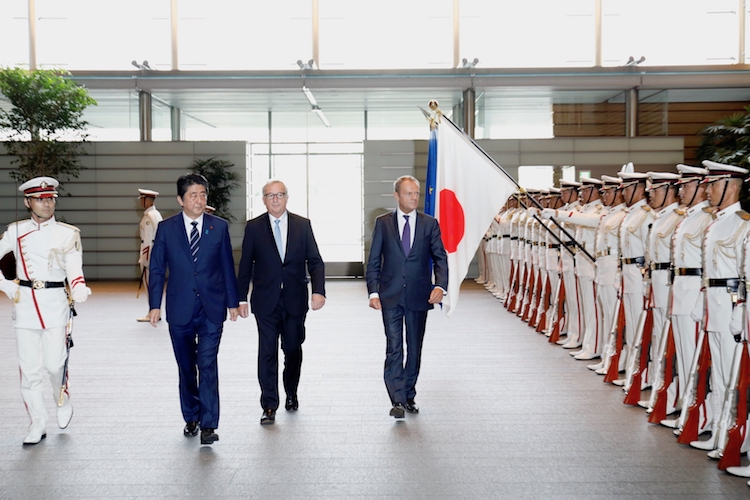 Shinzo Abe, Jean-Claude Juncke e Donald Tusk