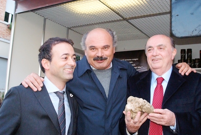 Da sinistra: il sindaco Pierotti, Farinetti, Urbani e il tartufo