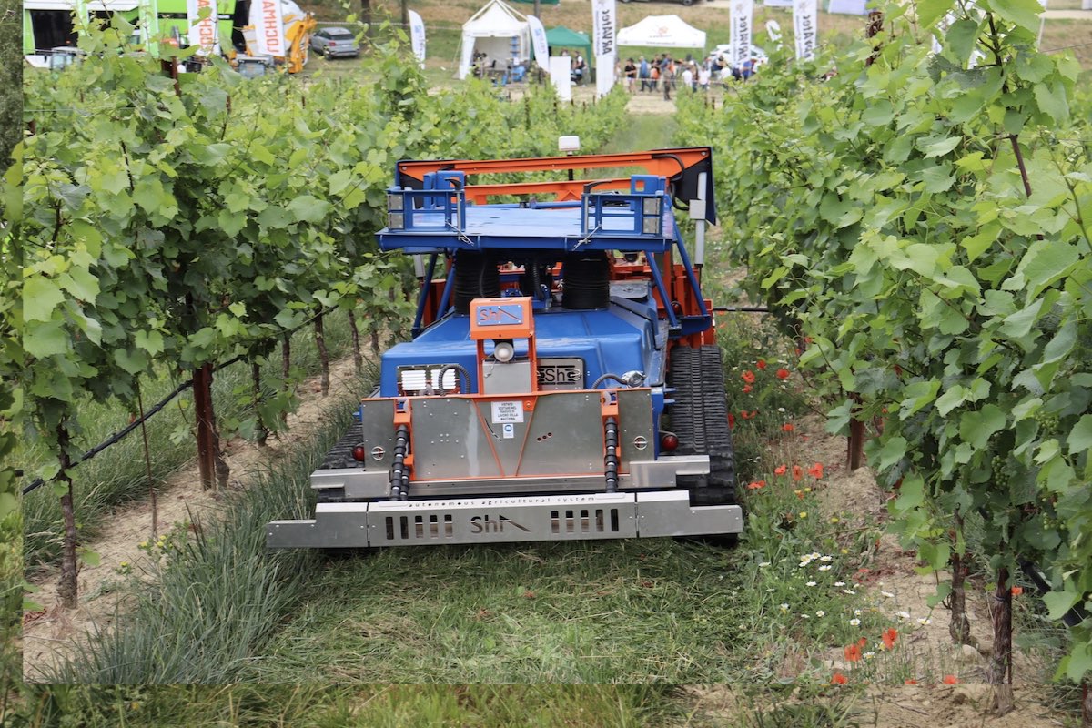Il robot Slopehelper di Pek Automotive accompagna gli agricoltori lungo l'intera stagione