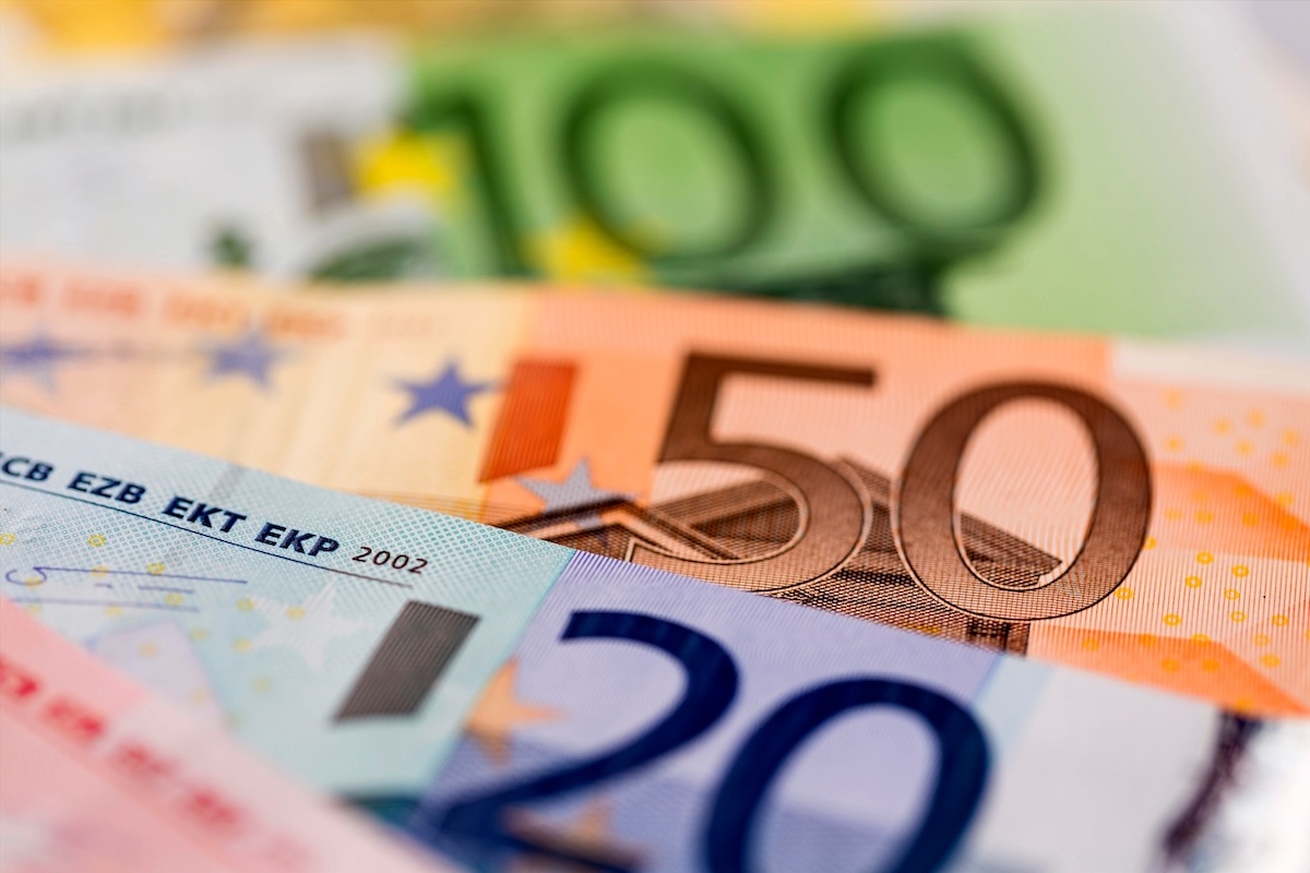 Soldi, vari tagli di banconote di euro in primo piano