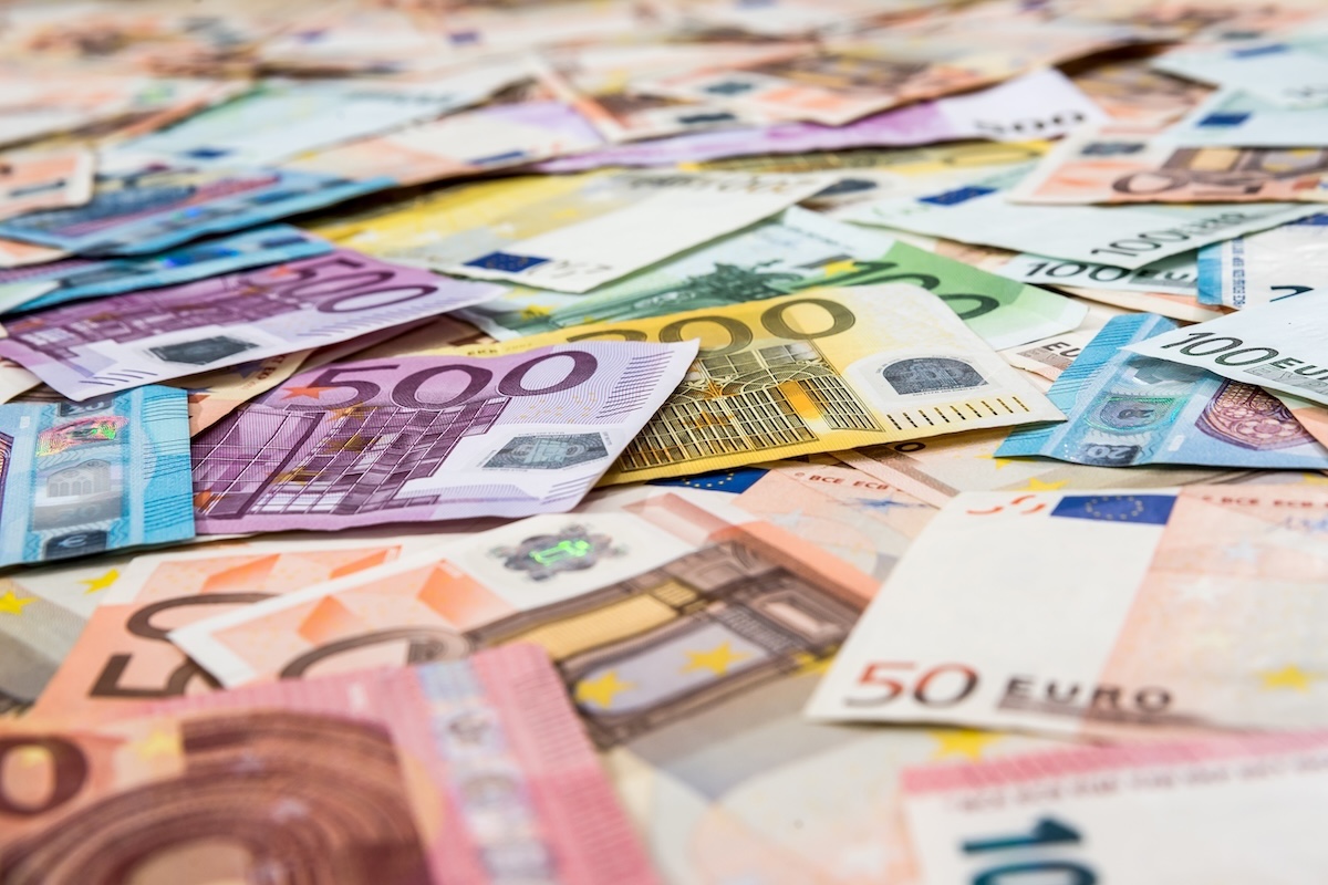 Soldi, varie banconote di euro: accordo per la velocizzazione pagamenti Pac in Piemonte