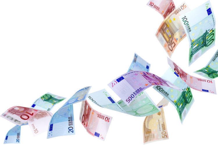 soldi-euro-banconote-volano-by-oleksandr-dibrova-adobe-stock-750x500