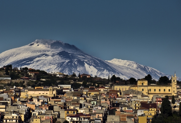 Una veduta del paese di Sortino, con l'Etna innevato sullo sfondo