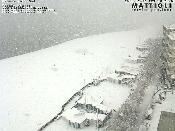 Insolita nevicata in atto sulle spiagge di Cattolica (Rimini)