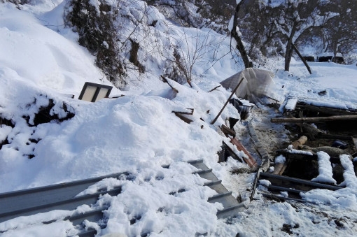 I resti di una struttura crollata sotto la neve