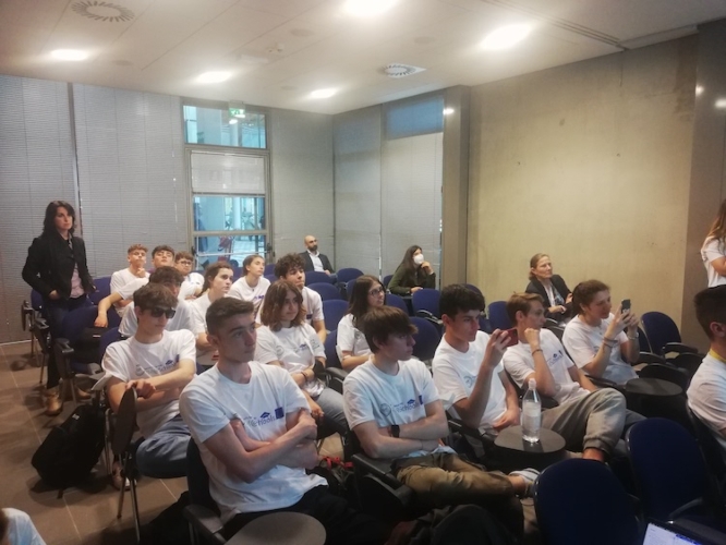 24 alunni della classe 4C del Liceo Fermi di Bologna hanno presentato tutte le attività svolte inerenti al problema dell'estrazione del fosforo e al suo recupero e riciclaggio