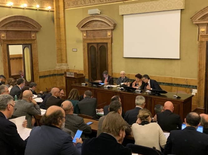 Un momento del tavolo nazionale oggi a Roma, dove è stato anche lanciato un piano per la promozione dell'olio extravergine 100% italiano