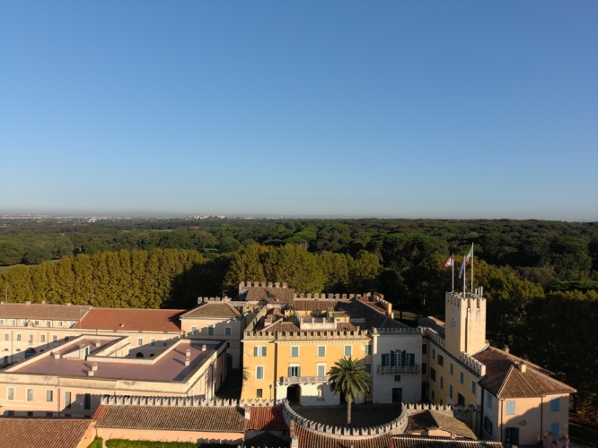 La tenuta presidenziale di Castelporziano, vicino a Roma, vede la coesistenza di ecosistemi naturali caratterizzati da ampie distese forestali, coltivazioni in biologico e allevamento zootecnico
