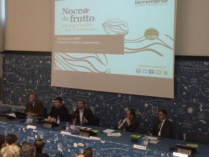 Il presidente di Terremerse, Marco Cavallini, presenta il convegno 'Noce da frutto: un'opportunità per il territorio' tenutosi il 18 dicembre a Bagnacavallo (Ra)
