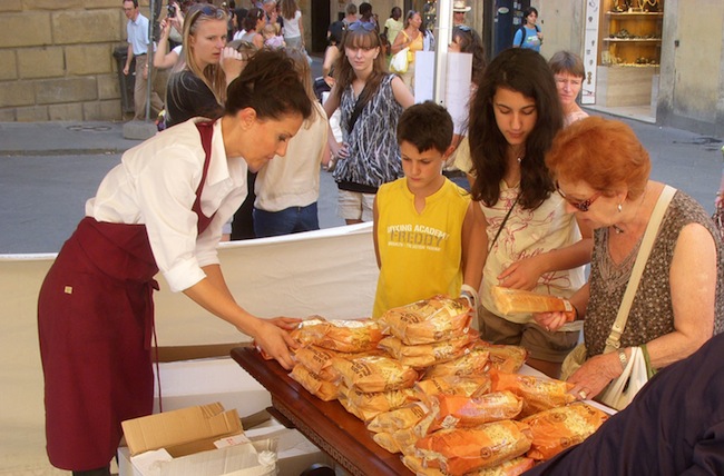 Un momento della vendita della Pasta dei coltivatori toscani