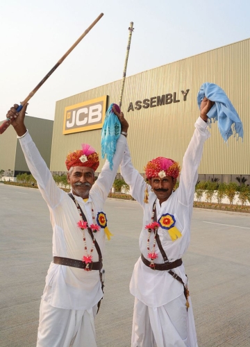 Tradizionali danzatori indiani all'apertura degli stabilimenti Jcb di Jaipur