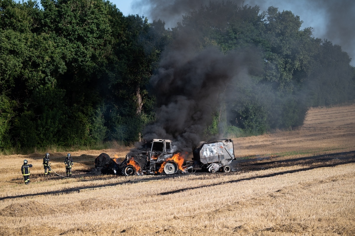 Una guida per proteggere trattrici, presse e mietitrebbie dagli incendi estivi