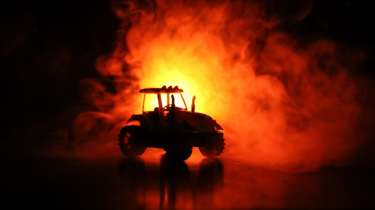 trattore-fuoco-incendio-by-zef-art-adobe-stock-750x420