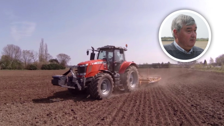 L'imprenditore agricolo Mark Sale ed il suo Massey Ferguson dotato di guida automatizzata Auto-Guide 3000