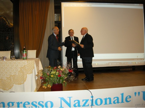 Conversano, Nicola Leone della Carton Pack riceve la Targa 'Bacca D'Oro' dal prof. Onofrio Resta e da Mario Colapietra