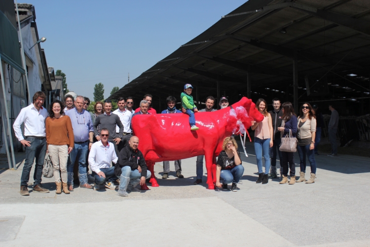 La consegna della prima vacca rossa d'Italia avvenuta l'anno scorso nell'allevamento dei fratelli Bandioli di Piubega (Mantova). La vacca rossa viene donata per festeggiare l'adesione di un allevamento XL alla Red cow community