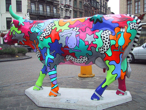 Un'originale vacca 'multicolor' esposta per le vie di Bruxelles, città teatro  delle vivaci proteste degli allevatori durante l’ultimo consiglio dei ministri dell’Agricoltura