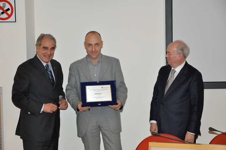 Un momento della premiazione. A consegnare il premio, Cesare Puccioni, presidente Federchimica (a sinistra) e Claudio Benedetti, direttore generale Federchimica, a destra
