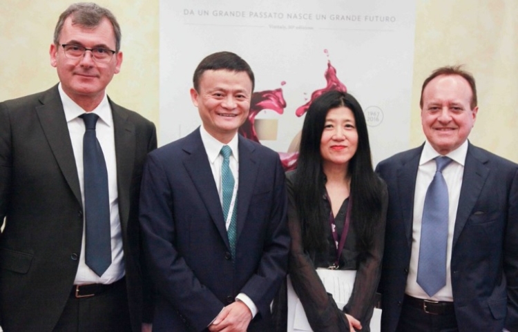 Da sinistra: Maurizio Danese, presidente di Veronafiere, Jack Ma, ceo di Alibaba, Stevie Kim, managing director di Vinitaly International e Giovanni Mantovani, direttore di Veronafiere
