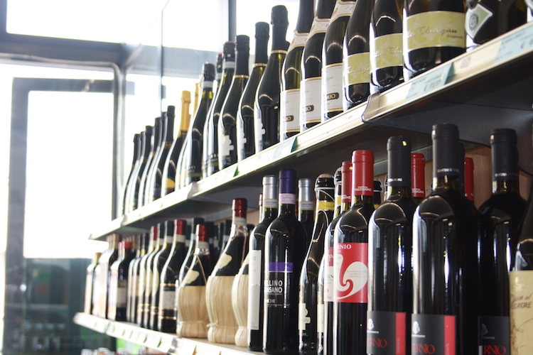Al Consorzio agrario di Parma si è dato il via al lavoro di imbottigliamento dei vini più secchi