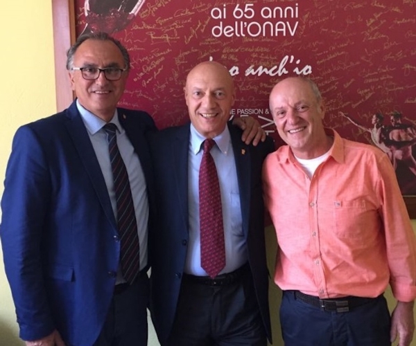 A sinistra Michele Alessandra, direttore uscente; al centro Vito Intini, presidente Onav, e a destra il neo direttore Onav Francesco Iacono