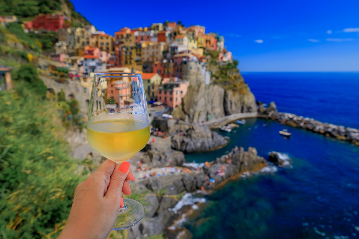 Calice di vino italiano con vista sulle Cinque Terre