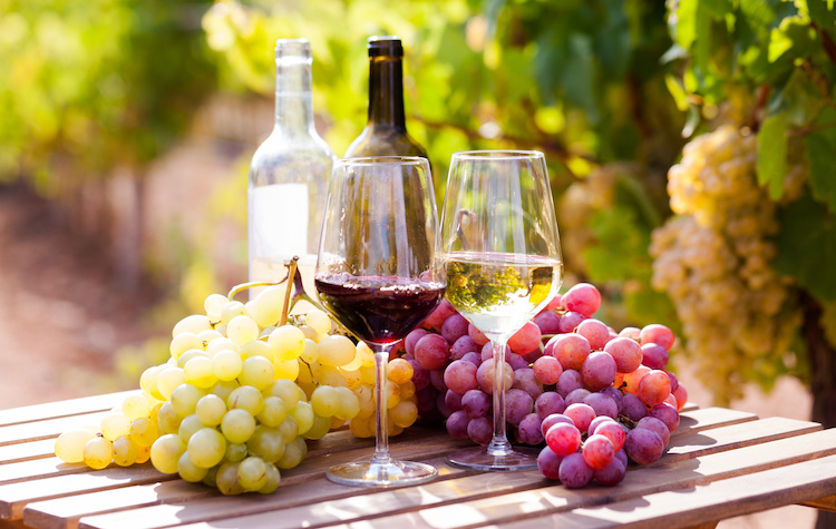 vino-bianco-rosso-uva-bicchieri-bottiglie-by-caftor-adobe-stock-750x475.jpeg