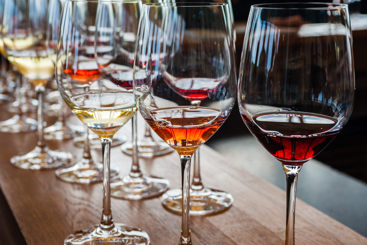 vino-bicchieri-calici-vino-bianco-vino-rosso-vino-rosato-vitivinicoltura-by-archoncodex-adobe-stock-1200x800.jpeg