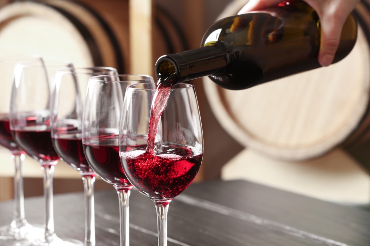 vino-rosso-bicchieri-bottiglia-by-new-africa-adobe-stock-750x500