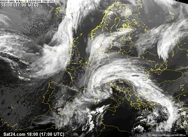 L'immagine mostra l'Italia alle prese con un ciclone afro-mediterraneo