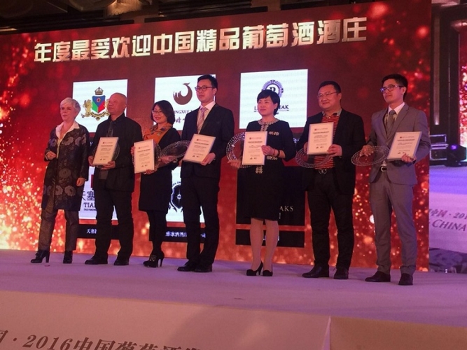Silvana Ballotta (la prima da sinistra), ceo di Business Strategies, presenta la Wine Academy italiana di Shanghai 