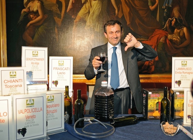 Sergio Marini con i wine kit del falso vino 'made in Italy' scovati dalla Coldiretti in Svezia