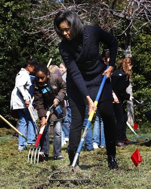 Lady Obama mentre lavora l'orto presidenziale