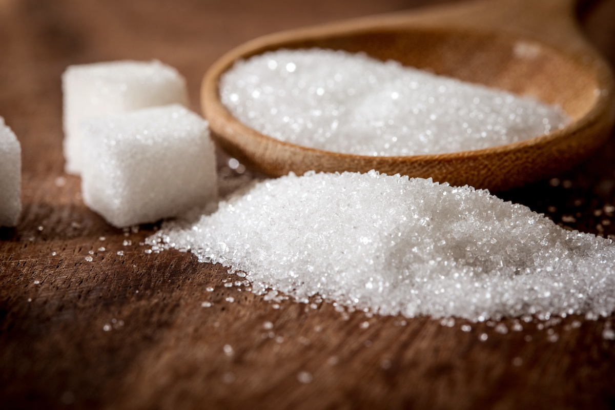 Zucchero bianco o zucchero di canna? da un punto di vista chimico e nutrizionale non c'è differenza (Foto di archivio)