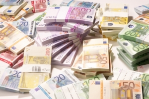 banconote-soldi-euro-by-franz-pfluegl-adobe-stock-750x499
