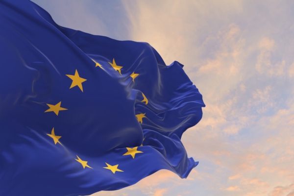 bandiera-unione-europea-cielo-nuvole-by-adobe-stock-1200x800