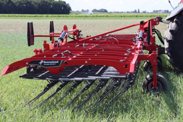 Kverneland sfodera Arcadia, il nuovo erpice strigliatore