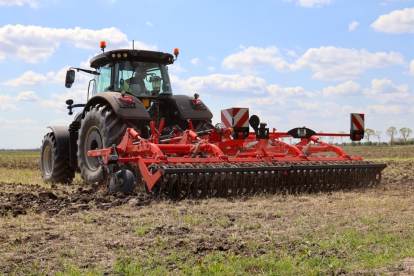 Affinamento preciso e versatilit&agrave; con il coltivatore KUHN Cultimer L 500 R