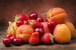 frutta-estiva-fragole-ciliegie-albicocche-by-luigi-giordano-adobe-stock-750x497