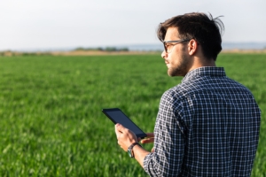 giovani-giovane-agricoltore-tecnologie-agricoltura-digitale-tablet-innovazione-by-zoran-zeremski-adobe-stock-750x500
