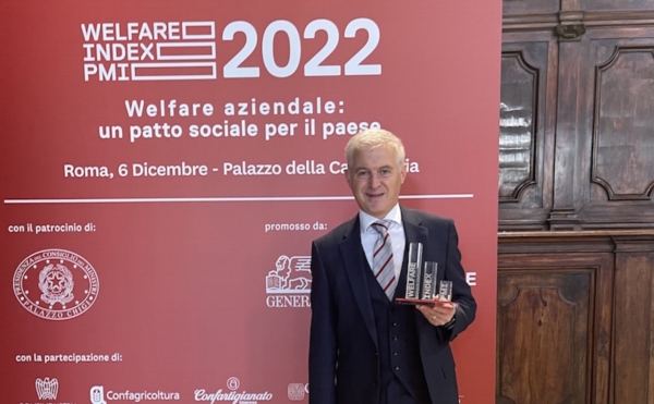 image-line-ivano-valmori-ritira-premio-welfare-champion-index-pmi-2022