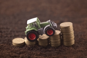 mercati-soldi-trattore-macchine-agricole-by-jakub-krechowicz-adobe-stock-750x500