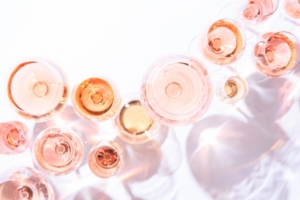 rose-vino-bicchieri-rosato-by-ekaterina-molchanova-adobe-stock-750x500
