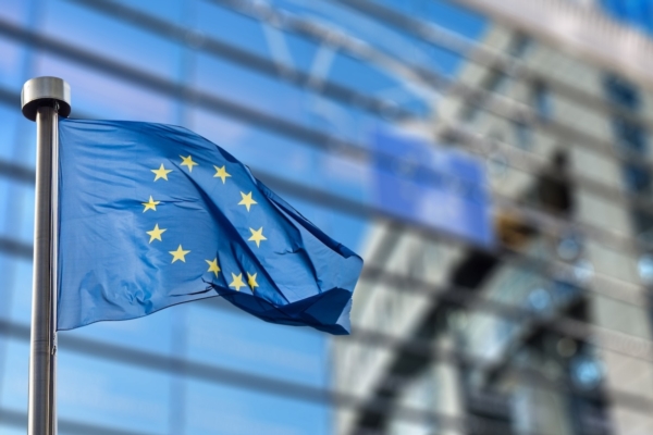 unione-europea-bandiera-riflesso-parlamento-europeo-by-artjazz-adobe-stock-1200x800.jpeg