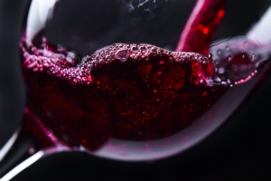 vino-rosso-bicchiere-by-igor-normann-adobe-stock-750x500